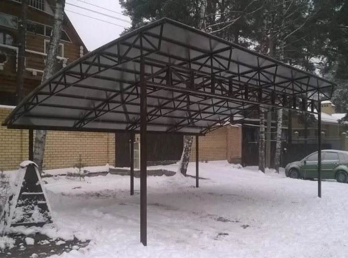 Полуарочный навес из мягкой кровли 9х5